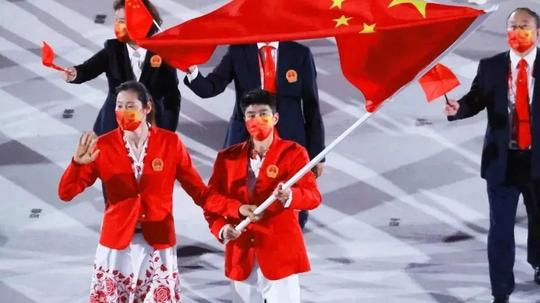 开门红出场服、冠军龙服、凤凰旗袍体操服……这才是国潮正确的打开方式