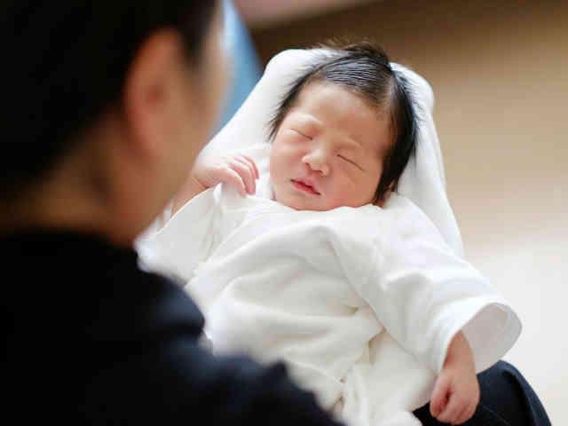 新生儿鼻子上的白点是什么