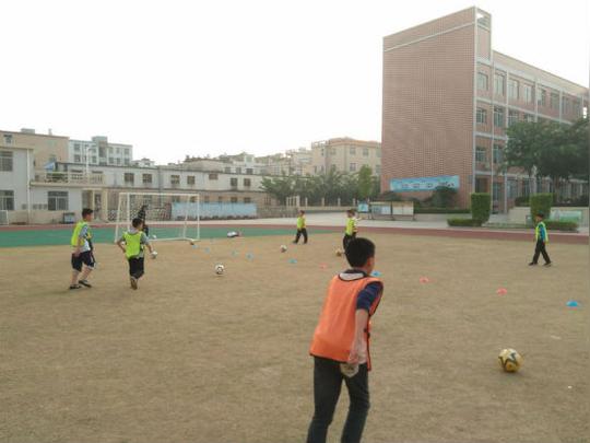 云霄元光小学开展校园足球队训练提高学生体能