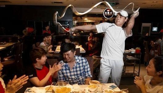 「情商」海底捞249元账单走红，被赞扬是“高情商”饭店，难怪生意火爆