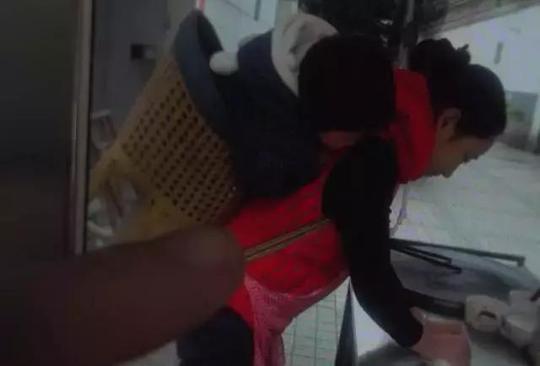 小巷味道长，弹琴打锅盔，女孩逆袭变女王