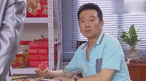 男子嚣张想要教训别人，结果自讨苦吃一个不慎滑倒在地，太搞笑了