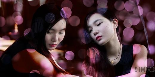 粉红人特写灯光下的侧脸黑发少女背景图片