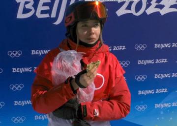 谷爱凌爱吃馅饼被CUE可爱图片