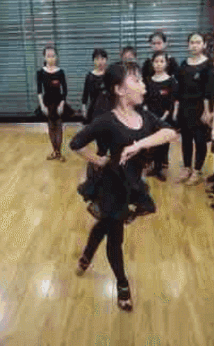 哈哈哈……现在的小孩学跳舞都这么拼了吗?