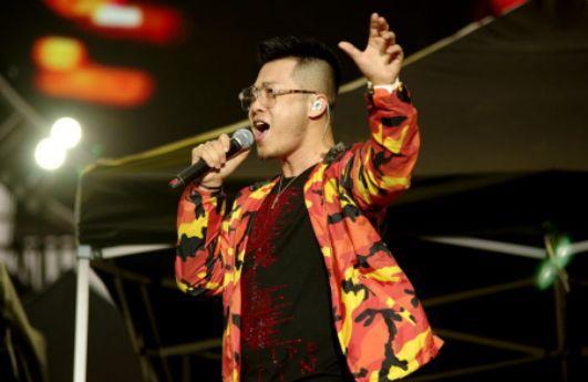抖音热门歌曲《我们不一样》演唱者——大壮