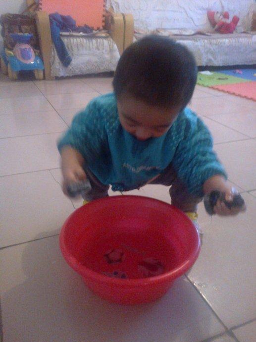 自已学洗袜子了