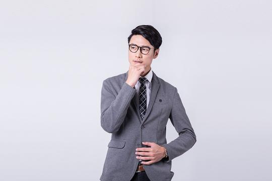 商务男性思考形象照