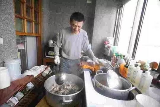 台湾昔日亿万身家企业家生意失利街边摆摊还债