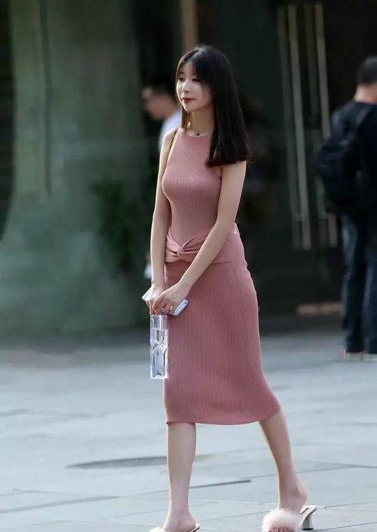 街拍,图三东莞f4领头大姐霸气逼人,引路人侧目