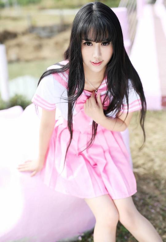 粉色制服校园美女唯美害羞户外写真