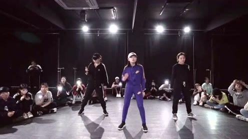 美女即兴歌曲舞蹈，这精湛的舞蹈动作和演技，都可以上大舞台了