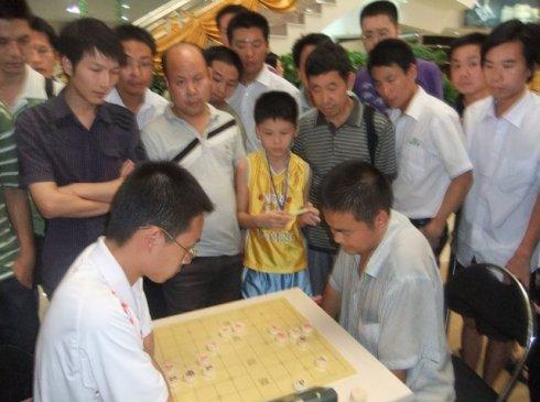 河南棋王姚宏新&lt;/strong&gt;先手战胜象棋大师朱琮思,爆出冷门