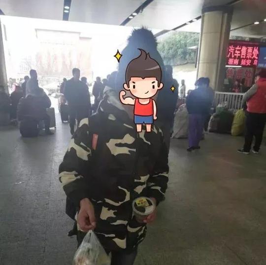12岁男孩在火车站向陌生人借手机,他随后的举动让人惊呼意外.