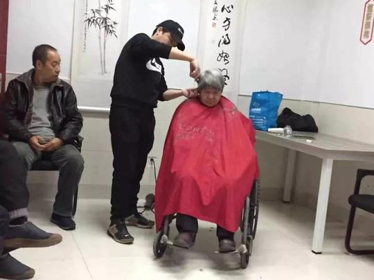 都是在太仓做了十几年生意的理发店老板.