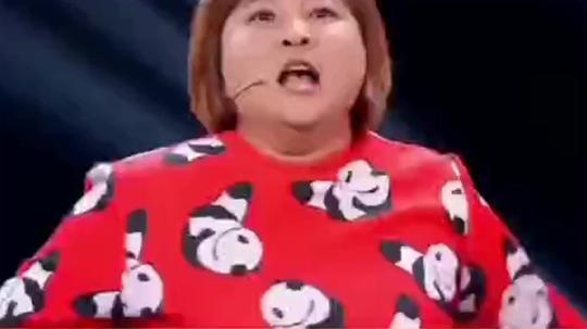明星爆笑名场面:贾玲跳舞意外滑倒，沈腾在一旁很是开心。