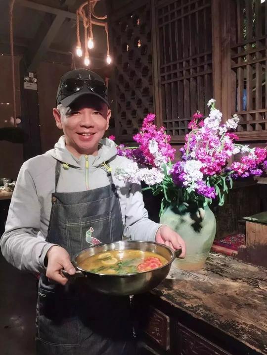 做美食节目15年，开了两家生意火爆的餐厅，如今他又开始做过桥米线
