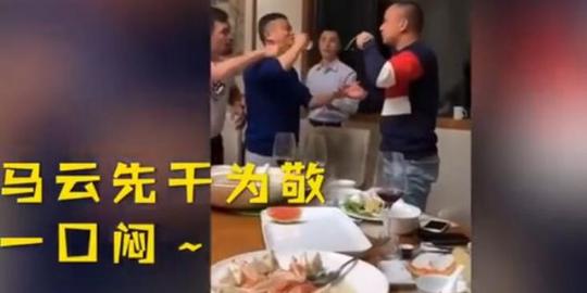 马云喝酒太豪爽:拎壶一口干身旁拳王劝不住_泉州市网
