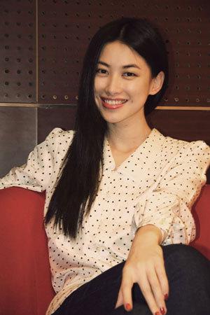 朱珠国外留学派对抽烟表情照片