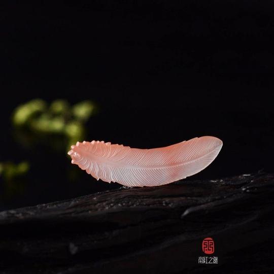 这样的南红雕刻题材看似冷门,实则寓意美好