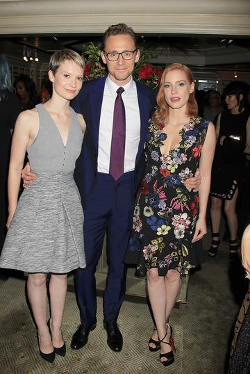 乖腿张开搞笑嘚瑟表情图片