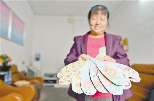 将闲散的留守妇女聚集起来,做做手工活,既能赚钱,又解决了孤寂的生活