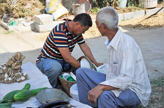 6旬农民老汉农村大集摆地摊没人买,却丝毫不愁,只因他