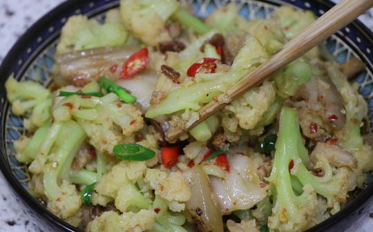 花菜炒肉怎么做好吃?看我这简单的家常做法，口感脆嫩味道好