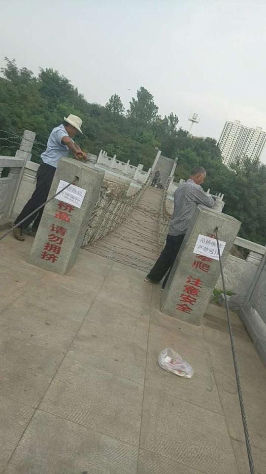 【视频】唐河湿地公园吊桥钢丝绳存在安全隐患,游玩请