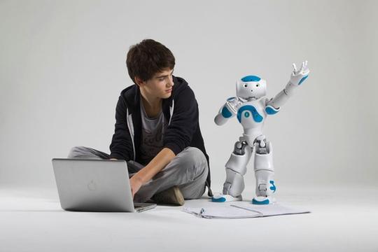 六岁的儿童,还是初,高中学生,乃至大学生都可以用到机器人来学习,研
