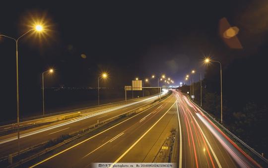 夜色下的城市道路