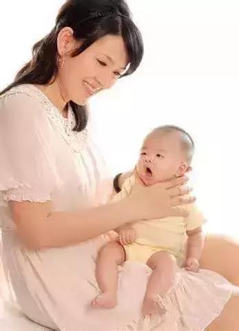 婴儿吃奶后打嗝是什么原因引起的