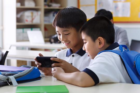 看孩子玩手机我就上火?降低焦虑的n个“偏门”观点