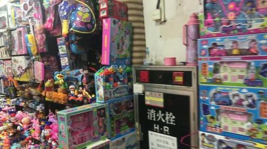 视频:打工小伙准备创业摆地摊，去玩具市场进货大家看看进些什么好卖!
