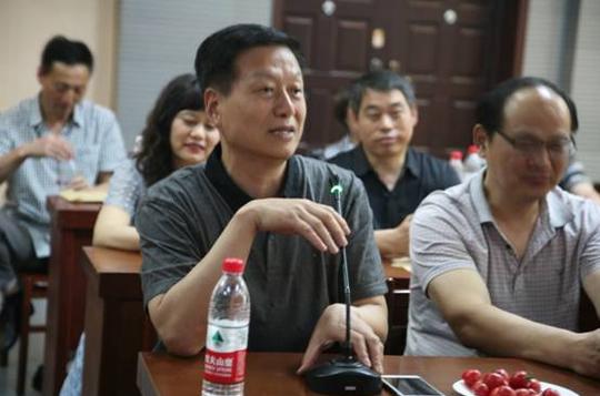 向学院老师汇报了现在的工作生活,谈了自己创业的艰辛和成功的喜悦.