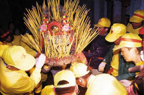 渔民串绳扎草成形,插香点燃舞遍街巷.