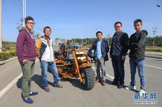 成员在"玄武"机车前合影.-80后创业者朱建明志在打造中国哈雷