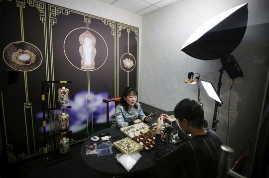 通过淘宝直播,微淘,短视频,淘宝群,内容化店铺,客服号等产品与工具