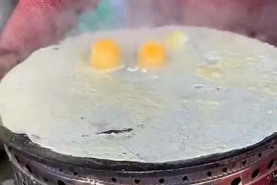 大妈为养家,冬天也要摆摊卖煎饼果子,打开鸡蛋却让人笑出双下巴