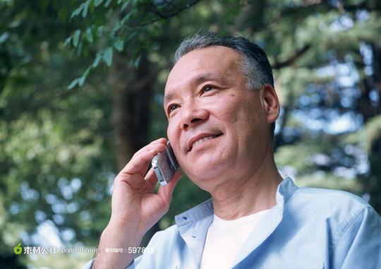 接电话的男性老人素材