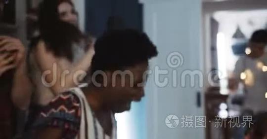 快乐的年轻黑人女大学生跳舞在惊人的有趣的舞蹈派对与多民族朋友慢动作。短视频