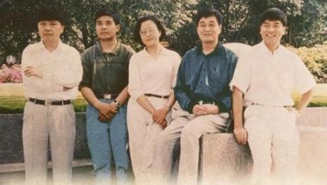 少年家贫吃不起肉,他带领三个弟弟创业成首富,家族财富超过马云