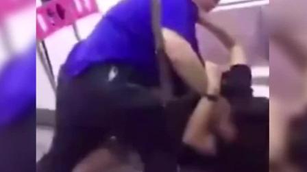美女地铁上被摸大腿辱骂摔男子手机，反遭掐脖大喊:杀人了
