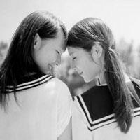 2015最新版的欧美小女孩闺蜜黑白组图素材