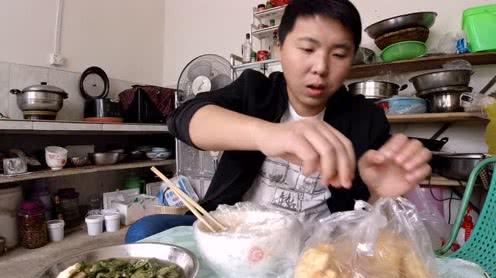 农村媳妇不在家，老公吃3块钱一碗的凉皮，配上油馍吃得真过瘾