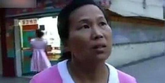 妻子工地刷漆赚钱,丈夫拿着卖车钱找女人,还将私生女