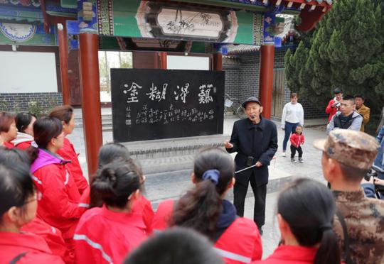 买东西讲究回头客,但一般到景点旅游的人很少会再去第二次,不过刘训江