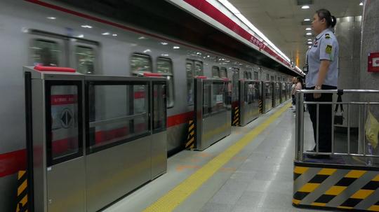 中国北京地铁运输地铁站一角视频素材