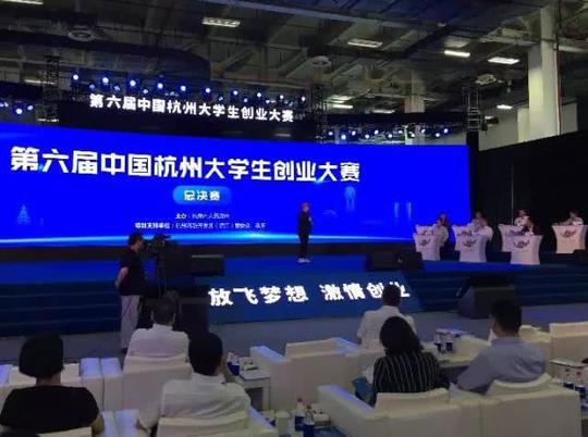 复旦复生团队创始人闫铭在总决赛舞台与评委进行答辩