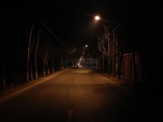 夜晚在路灯下行走